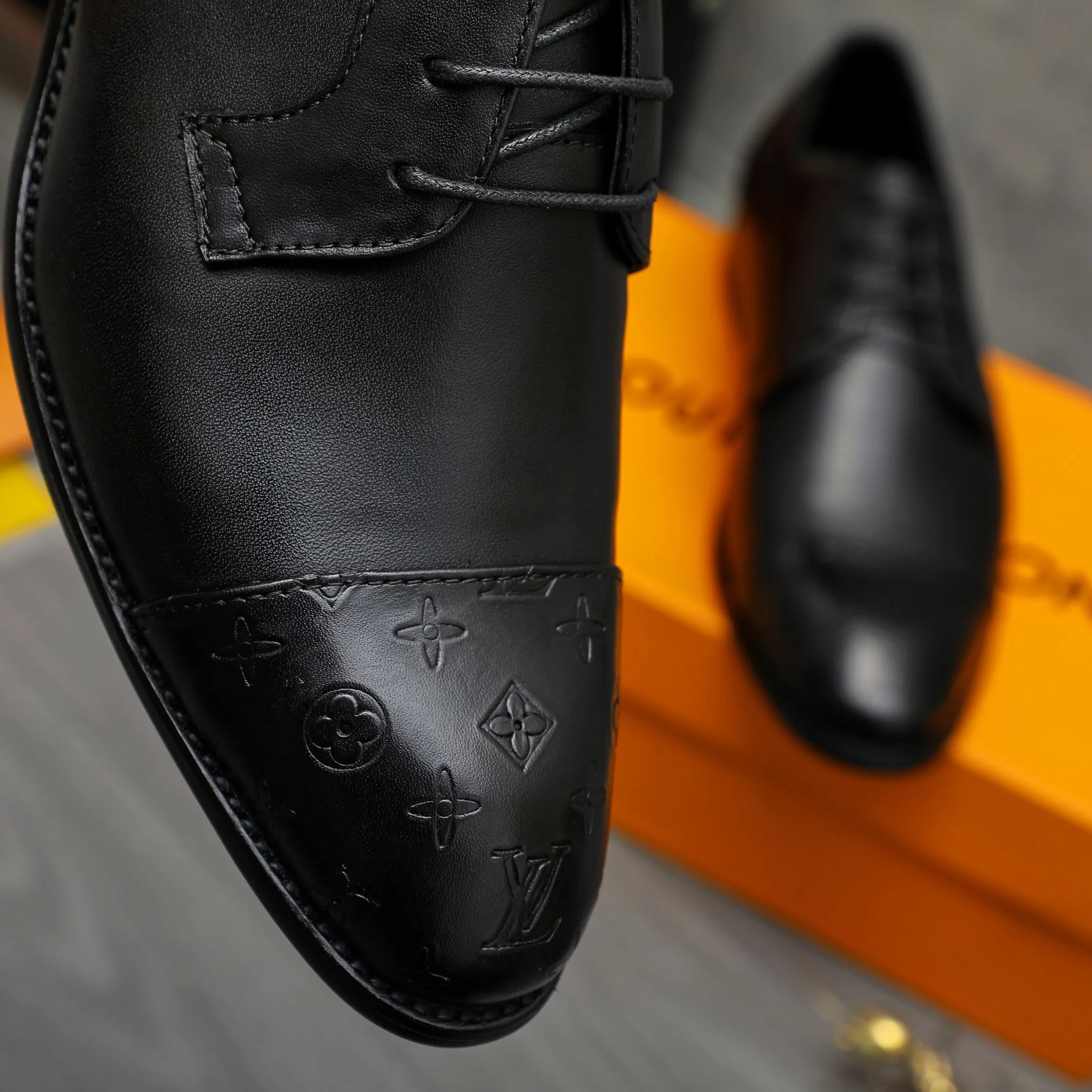 Men's shoes 💰p460 Product trademark: LV (Louis Vuitton) business lace-up leather shoes True size: 39-44 Product material: Selected high-quality cowhide stitching embossed cowhide upper, cowhide lining, original rubber outsole